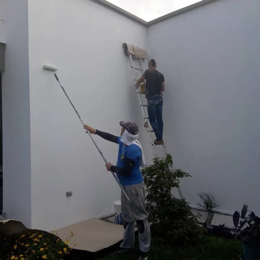 Pintura de paredes con rodillo